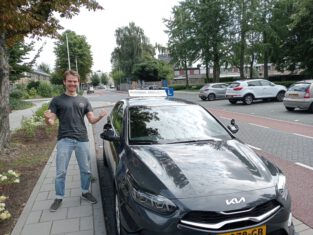 Erik passed his driving test in Eindhoven with Rijschool Simplicity scaled