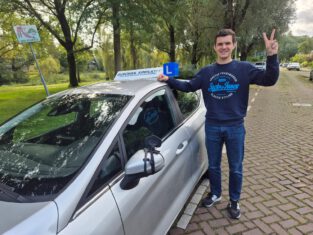 Lars is in een keer geslaag voor zijn rijexamen in Eindhoven bij Rijschool Simplicity